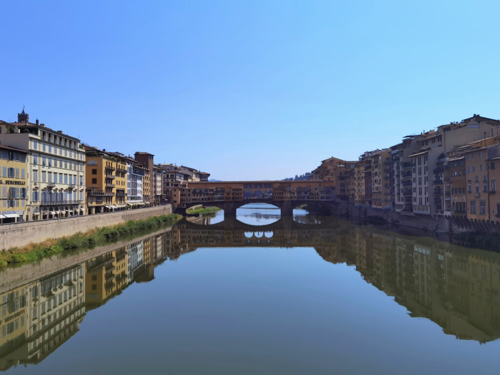 Blick von der Ponte Santa Trinita auf die berühmte Brücke in Florenz