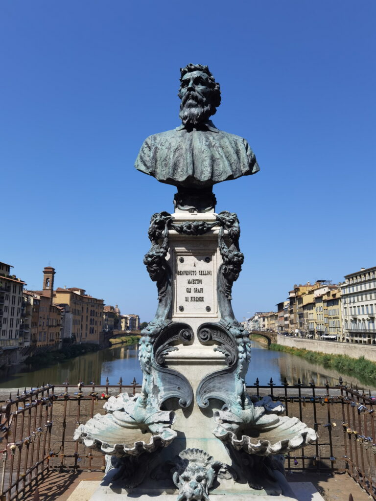 Mitten auf der Brücke Ponte Vecchio steht das Denkmal von Benvenuto Cellini