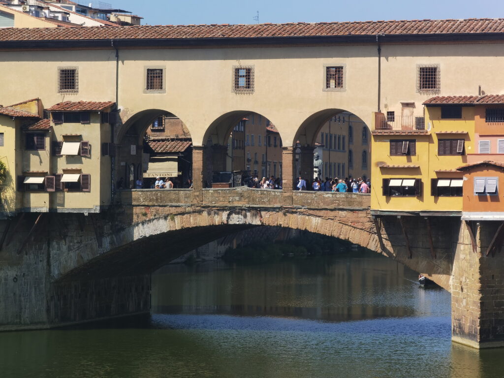 Die Ponte Vecchio gilt als Wahrzeichen von Florenz.