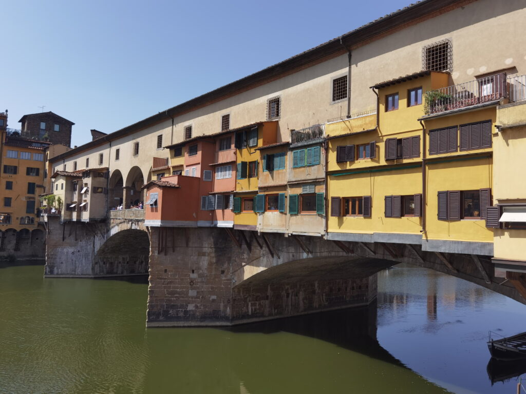 Die Ponte Vecchio ist komplett mit Häusern bebaut - nur in der Mitte sind die Bögen mit der Besucheraussicht