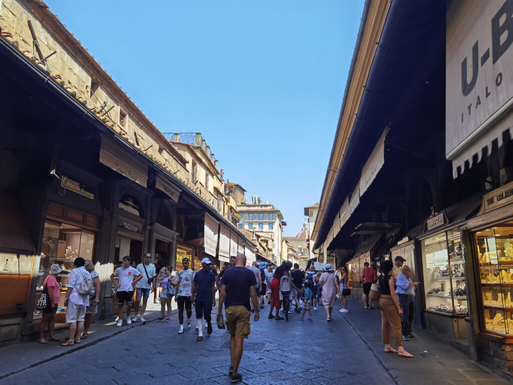 Die Ponte Vecchio ist gesäumt von Schmuckgeschäften - wie eine Einkaufsstraße